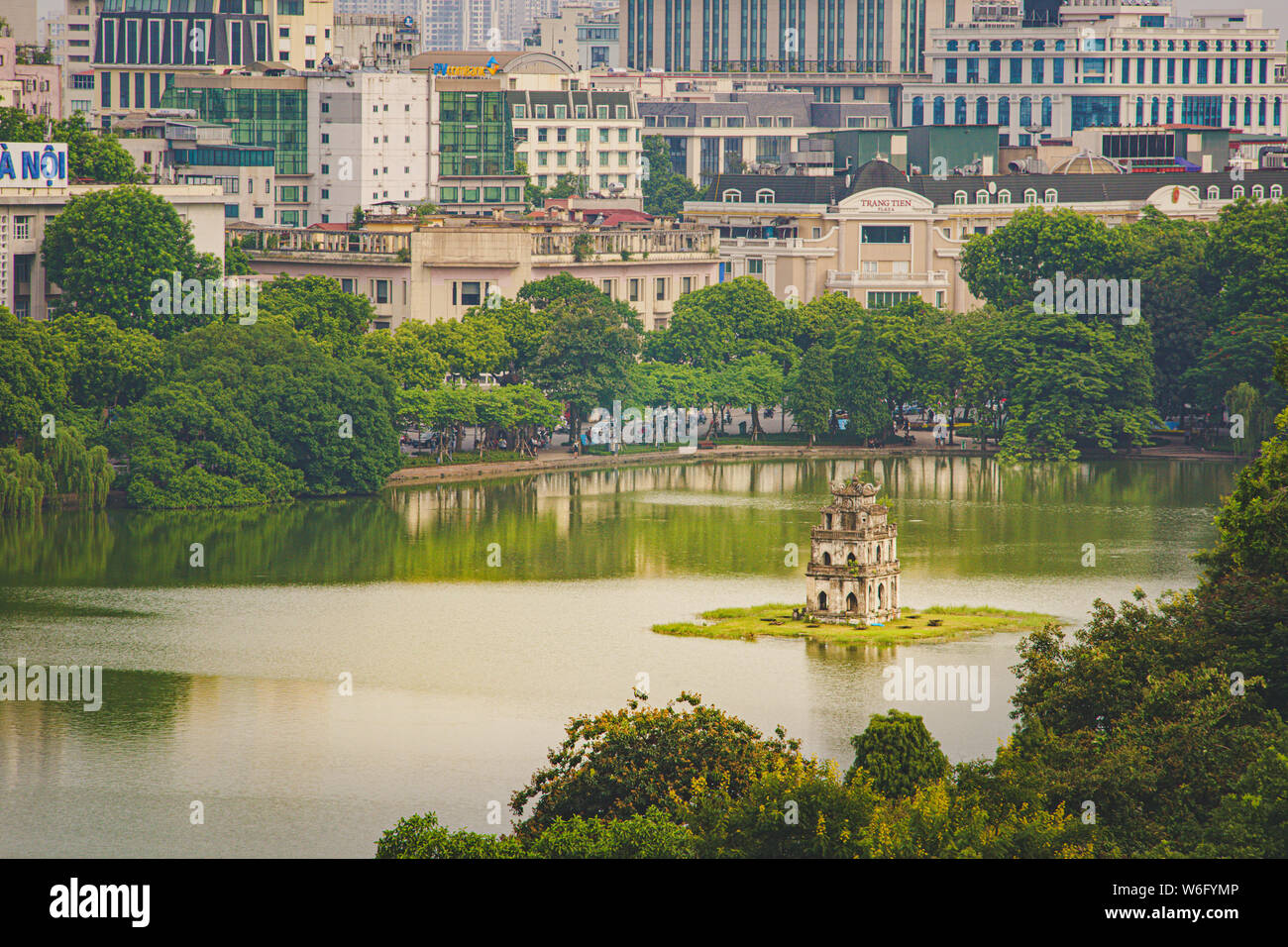 Il vecchio quartiere di Hanoi/VIETNAM - 16 Luglio: Città e vista dall'alto del Huc bridge e Ngoc Son temple su 07 16 2019 nel Lago di ritorno della spada, Hoan Kiem L Foto Stock