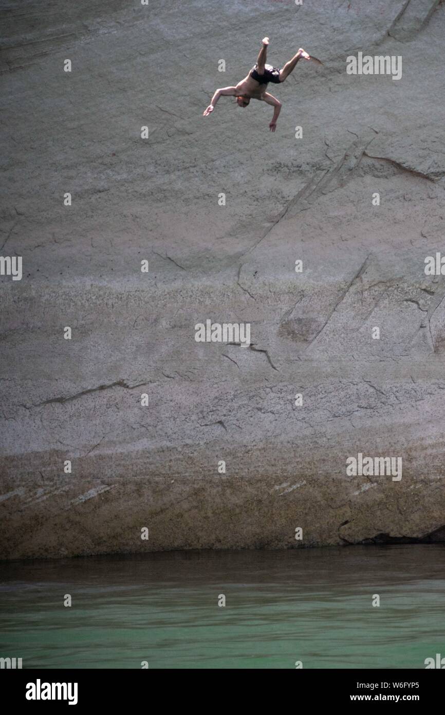 Cliff Jumping at Lake Powell Foto Stock