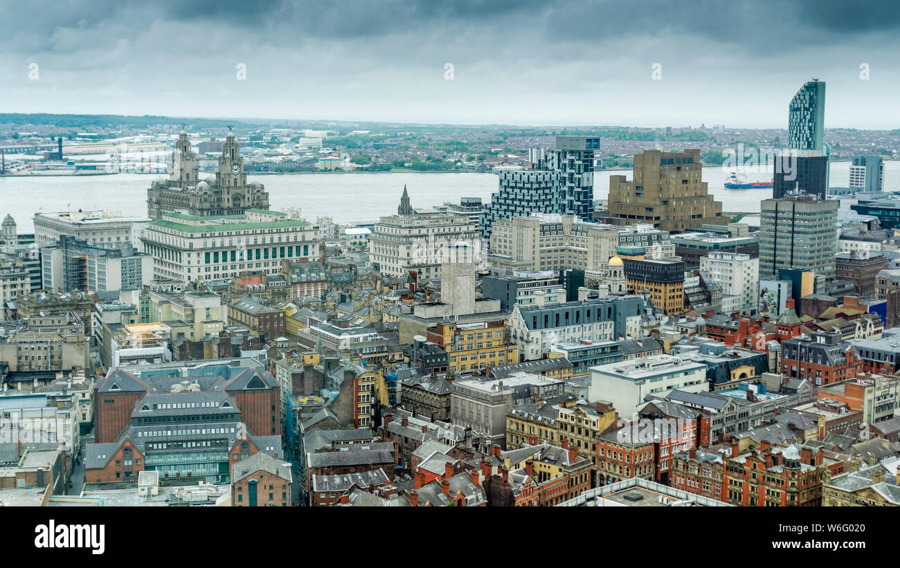 Antenna vista sullo skyline del centro città di Liverpool dal Radio City torre costruita nel 1969. Foto Stock