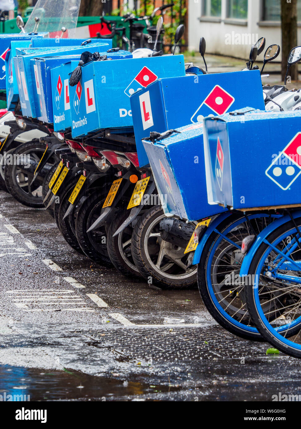 Domino's Pizza consegna biciclette in London REGNO UNITO Foto Stock