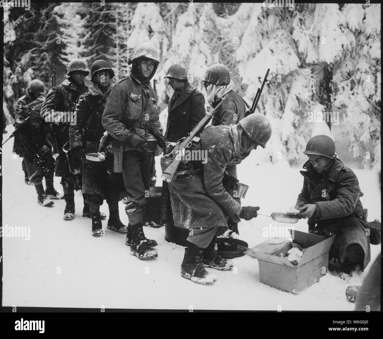 Chow è servita ad American fanti sul loro modo di La Roche, Belgio. 347Reggimento di Fanteria; Note Generali: Utilizzo di guerra e di conflitto numero 1075 quando si ordina una riproduzione o la richiesta di informazioni su questa immagine. Foto Stock