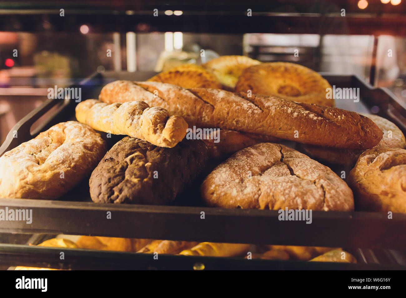Varietà di prodotti da forno in un supermercato. Foto Stock