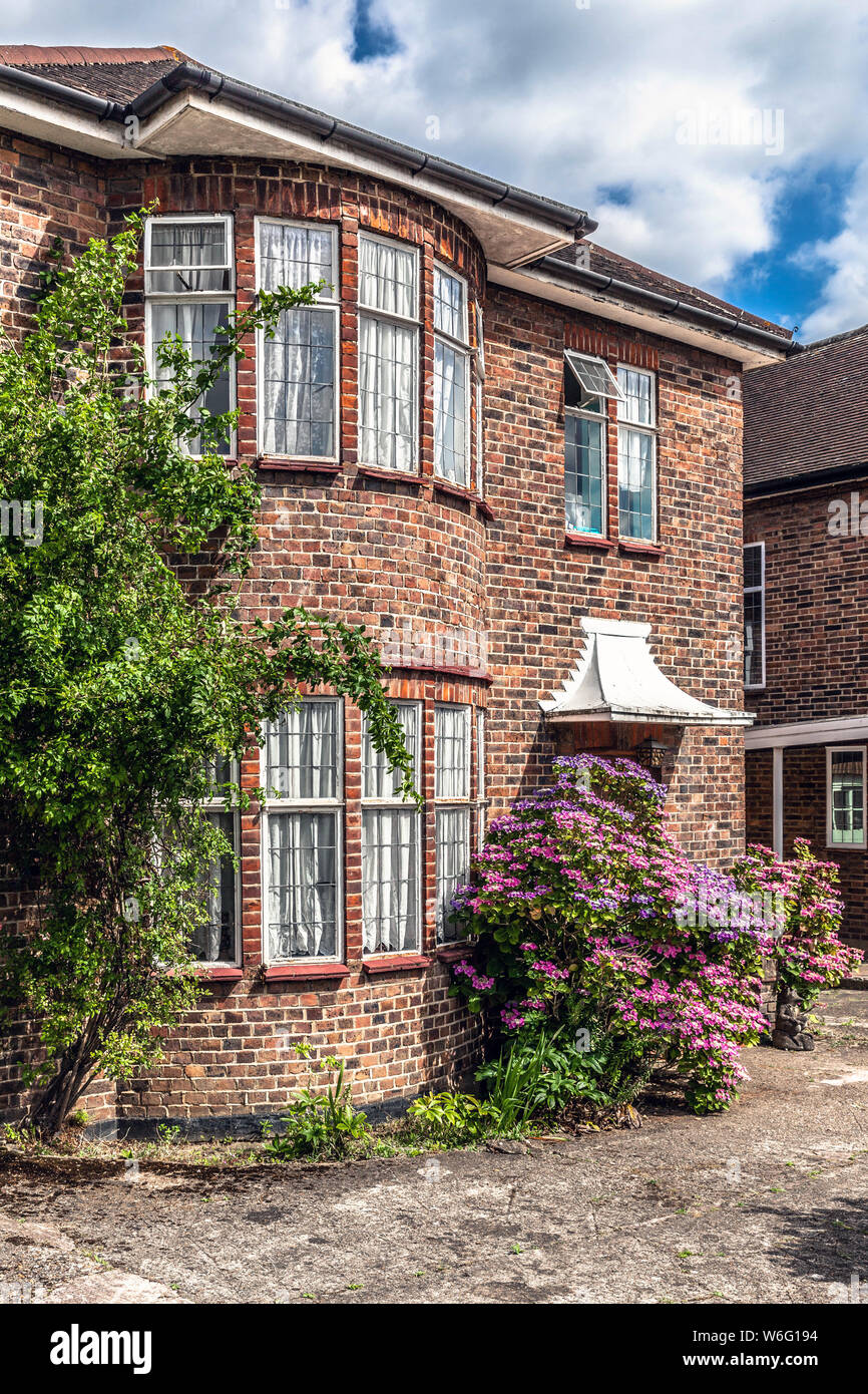 La facciata anteriore di una casa di mattoni a due piani, Edgware, Middlesex, Inghilterra, Regno Unito. Foto Stock