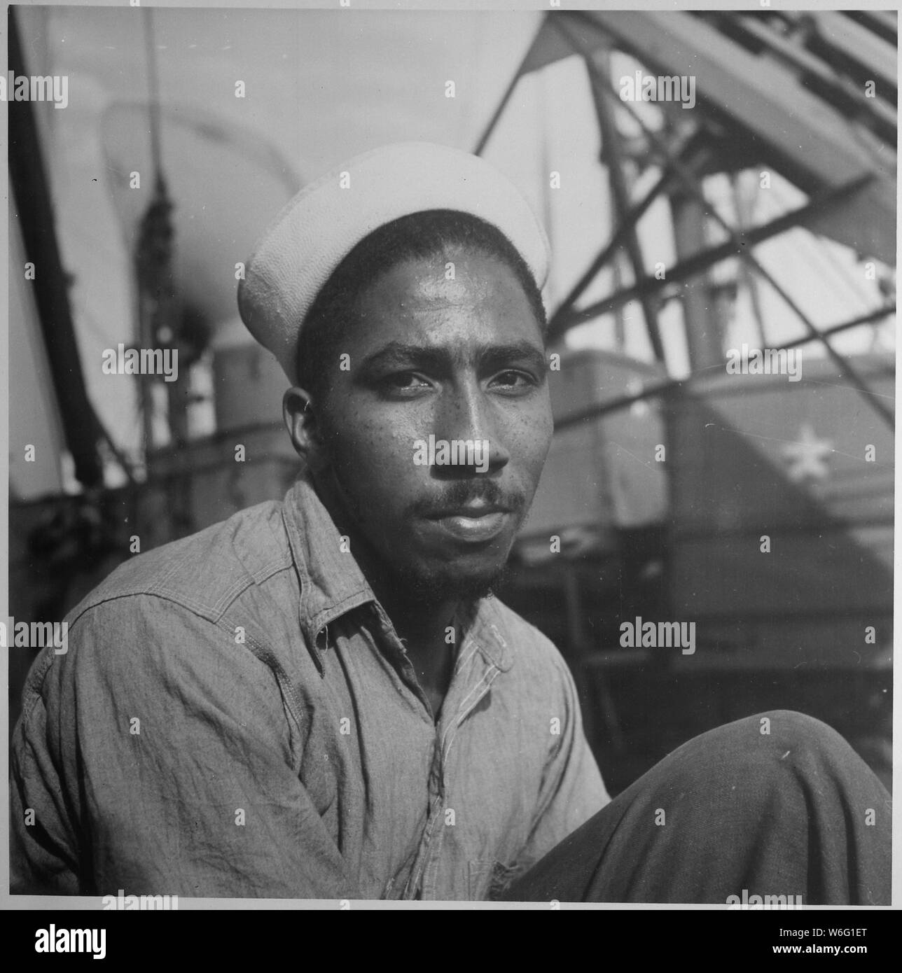 ... Clifford R. Jenkins, jr. Dopo un corso presso i cuochi e pasticceri scuola presso l'U.S. Formazione professionale marittima Base, Sheepshead Bay, Brooklyn [NY],...è ora la cottura per i marittimi a bordo del [SS] Patrick Henry, Liberta prima nave lanciato, ca. 1941 - ca. 1945 Foto Stock