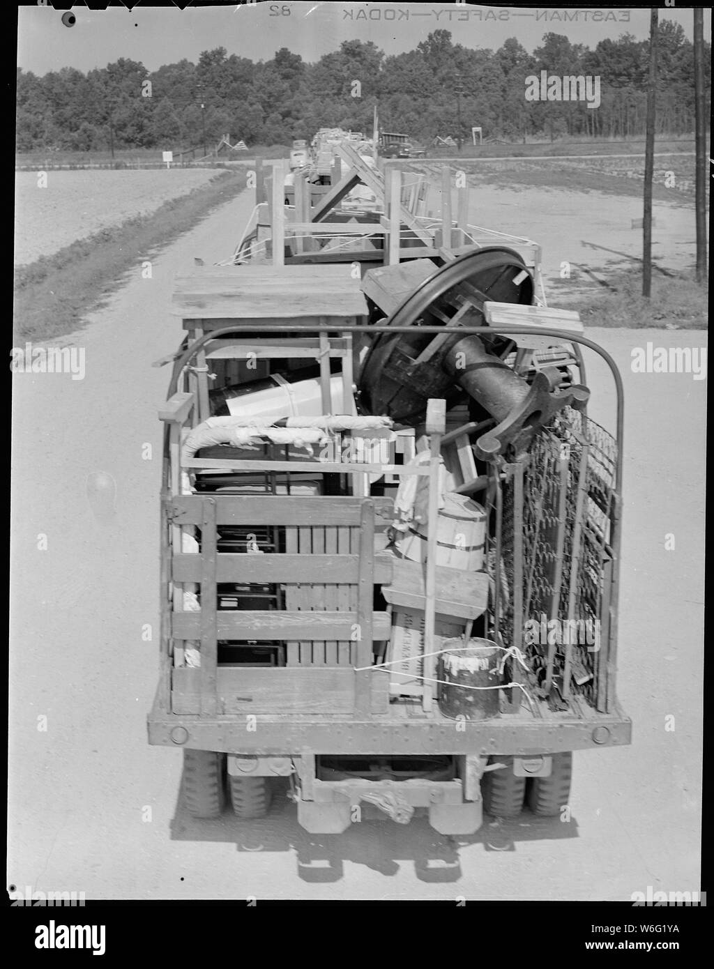 La chiusura del Jerome Relocation Center, Denson, Arkansas. Gli sfollati sono stati forniti con lettini, blanke . . .; Portata e contenuto: tutta la didascalia per questa fotografia si legge: Chiusura del Jerome Relocation Center, Denson, Arkansas. Gli sfollati sono stati forniti con lettini, coperte, una stufa di ginestra e una lampadina quando sono arrivati presso i vari centri, di conseguenza la maggior parte dei mobili dovevano essere fatti in casa da scarti di legname pila. Le centinaia di camion lungo il tragitto per il centro Rohwer sono stati impilati con articoli di questo tipo. La cospicua eccezioni erano pochi possedimenti caro, ad Foto Stock