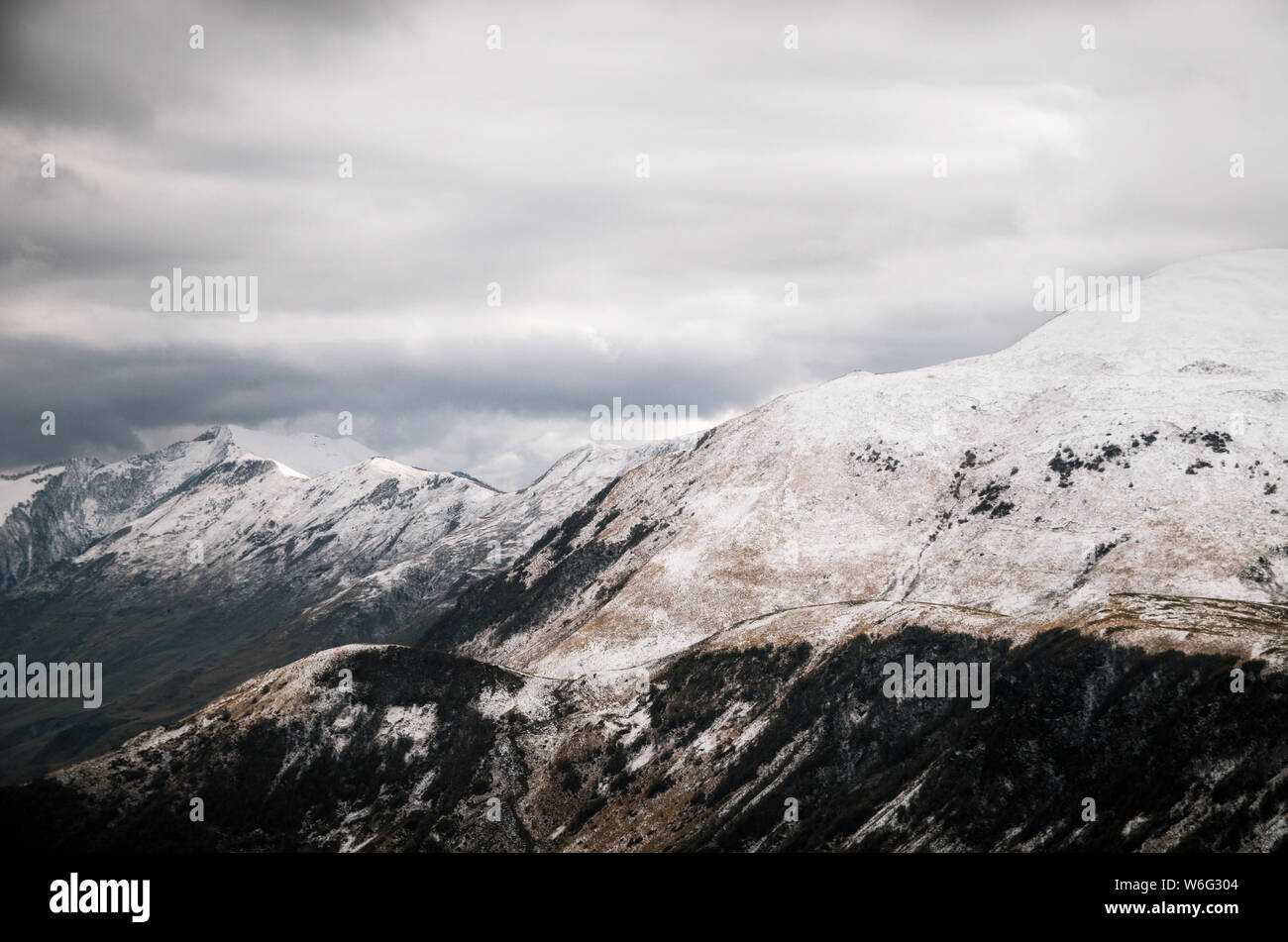 Nevoso inverno maggiore montagne del Caucaso con i monti Lomisa e Sheli, Georgia Foto Stock