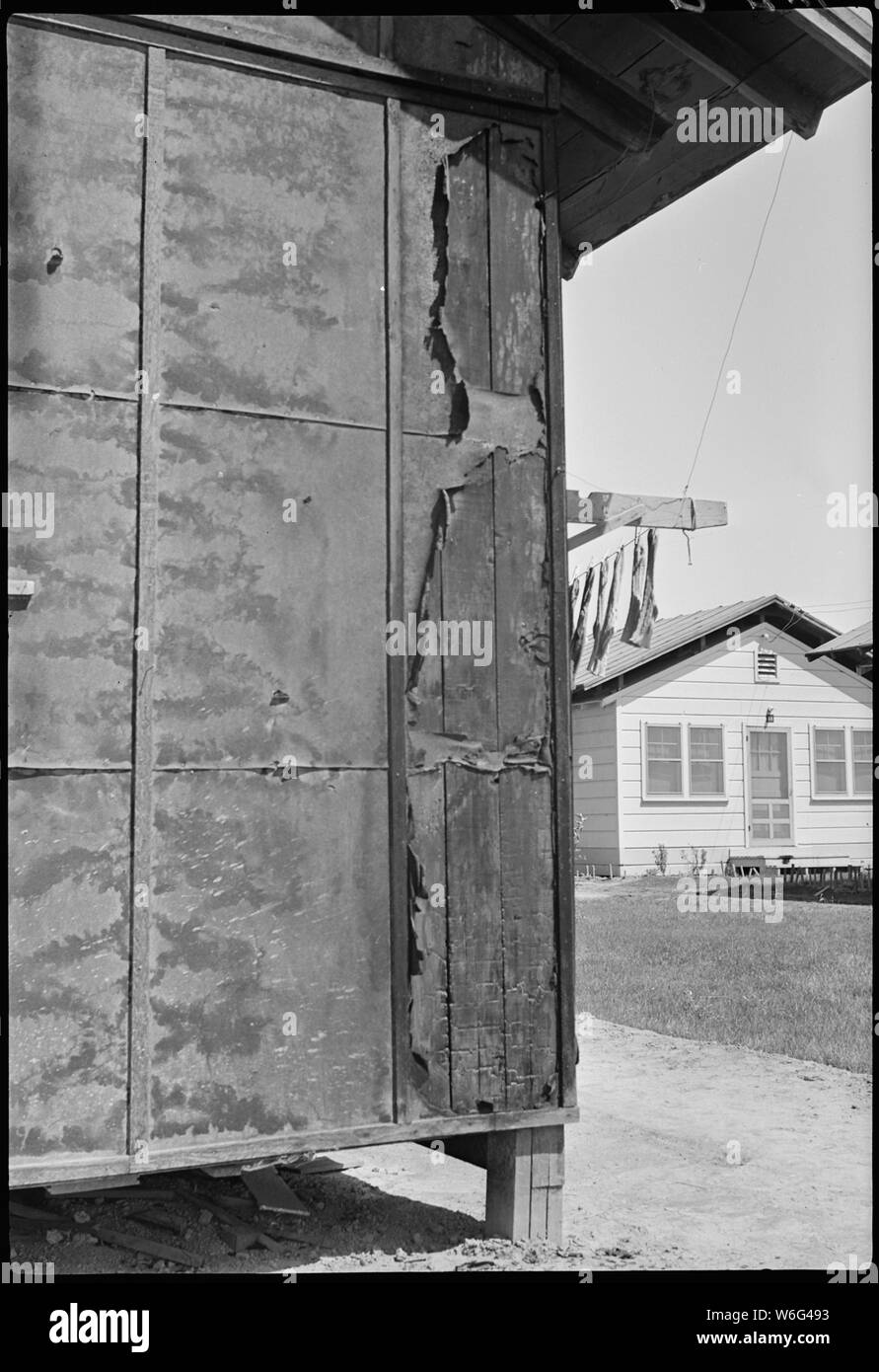 Il fiume Colorado Relocation Center, Poston, Arizona. Angolo della baracca G nel blocco 34, ove nominato . . .; Portata e contenuto: tutta la didascalia per questa fotografia si legge: Fiume Colorado Relocation Center, Poston, Arizona. Angolo della baracca G nel blocco 34, dove il personale nominato dal vivo presso questo relocation center, che è stata danneggiata da un incendio creduto di origine incendiari. Edificio mostrato in background è l'appartamento occupato da Charles Smith, che è stato anche leggermente danneggiata da un incendio simile scoperto a meno di un ora prima su la sera stessa. Foto Stock