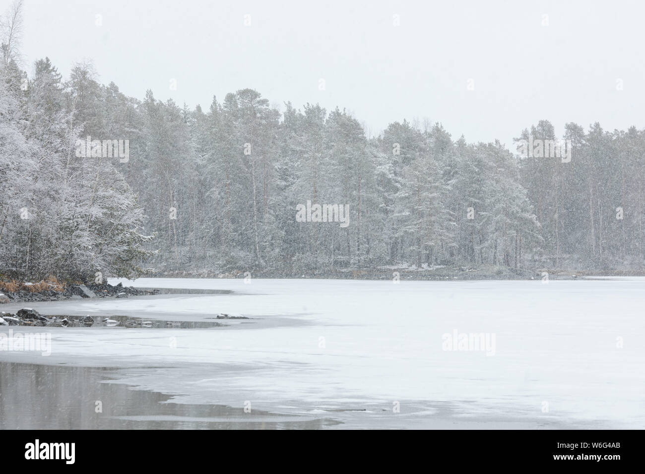La nevicata a riva del lago paesaggio Foto Stock