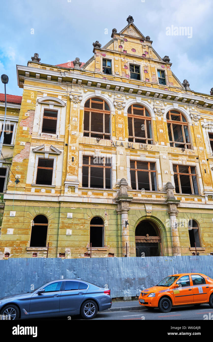 Sibiu, Romania - Luglio 11, 2019: Palazzo di Giustizia (Palatul de Justitie) abbandonato edificio storico vicino centro città - verticale. Foto Stock