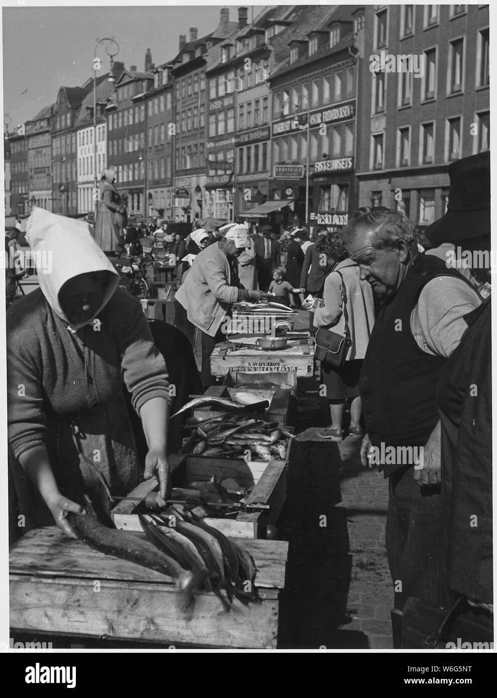 Copenhagen, Danimarca. A Copenaghen la vivace mercato del pesce è su Strandan Canal. La vendita al dettaglio dei venditori di pesce, di solito le donne occupano posti che sono appartenuti alle loro famiglie di generazione in generazione. Il loro spegnimento distributrici sono semplicemente macchie sul marciapiede lungo il canale. Il linguaggio di queste donne è detto di essere il più colorato in Copenhagen Foto Stock