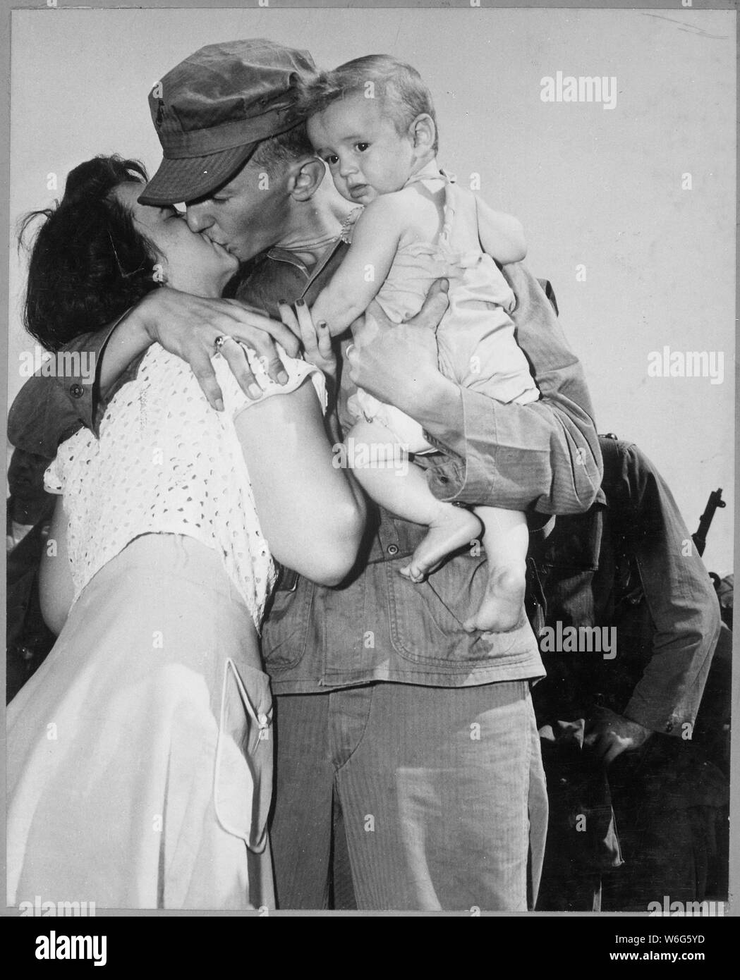 Caporale John Simms di Bradbury altezze, Maryland, è mostrato gare di sua moglie Ann, e i loro 8 mese vecchio figlio Giovanni Jr., addio come egli lascia per la Corea, 1950. Washington, DC. Washington Post.; Note Generali: Utilizzo di guerra e di conflitto numero 1380 quando si ordina una riproduzione o la richiesta di informazioni su questa immagine. Foto Stock