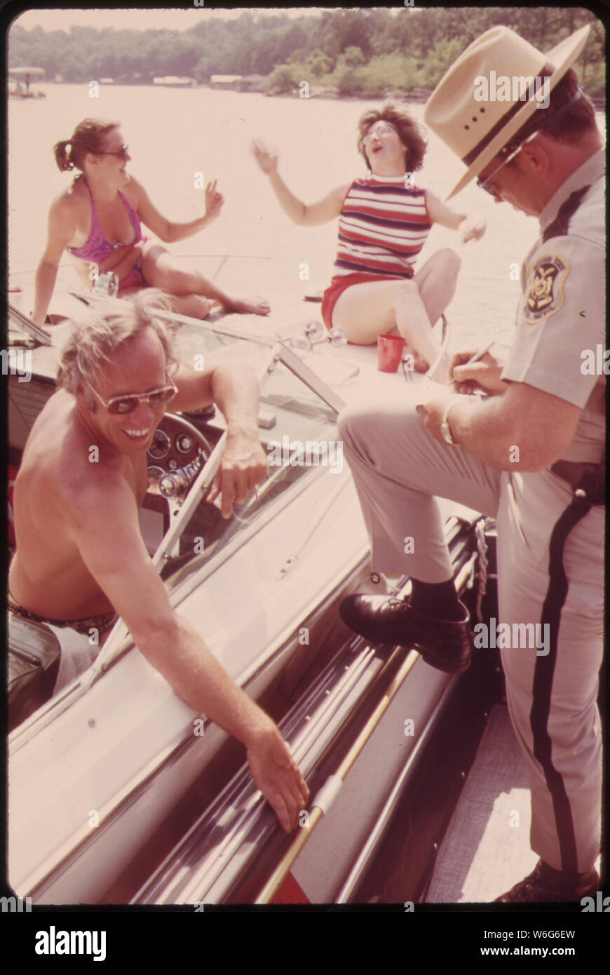 DAN NEEDHAM, Missouri acqua PATROL supervisore per il lago della regione di Ozarks, arresta un runabout entrobordo per una ispezione di routine Foto Stock