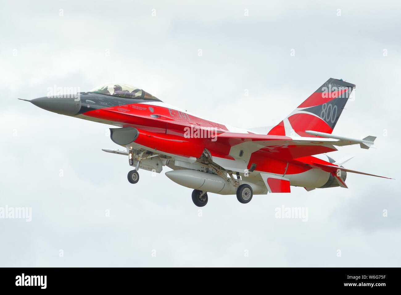 Danish General Dynamics F-16AM e BM Fighting Falcon a RIAT 2019 in uno schema di colori che celebra l'ottocentesimo anniversario della bandiera Denmarks, Fairford, REGNO UNITO Foto Stock