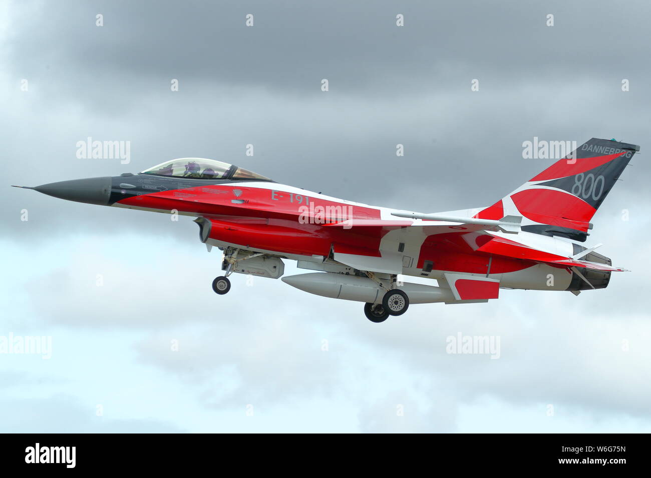 Danish General Dynamics F-16AM e BM Fighting Falcon a RIAT 2019 in uno schema di colori che celebra l'ottocentesimo anniversario della bandiera Denmarks, Fairford, REGNO UNITO Foto Stock