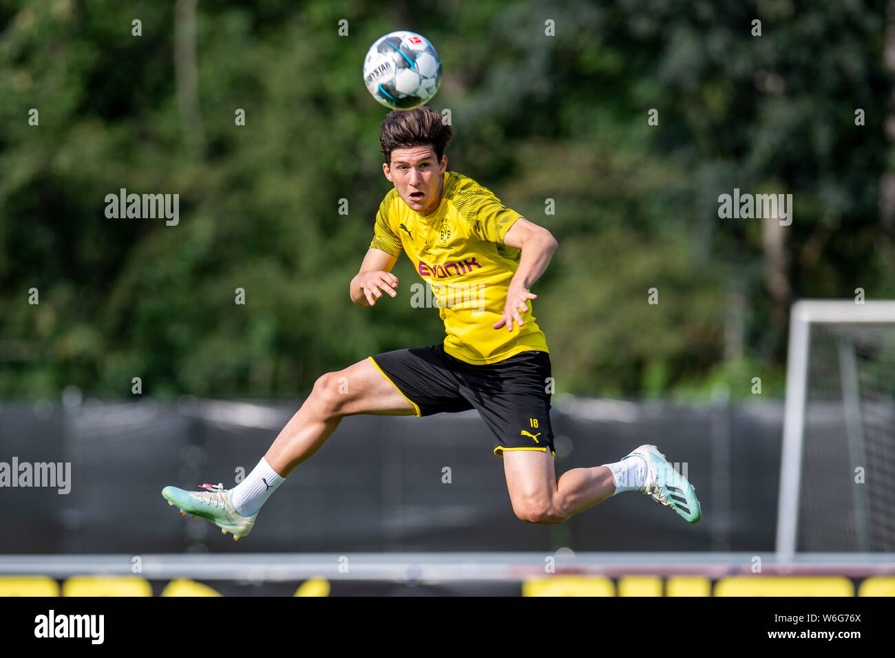 Bad Ragaz, Svizzera. 01 Ago, 2019. Calcio, training camp Borussia Dortmund Dortmund Leonardo Balerdi capi la sfera sull'obiettivo. Credito: David Inderlied/dpa/Alamy Live News Foto Stock