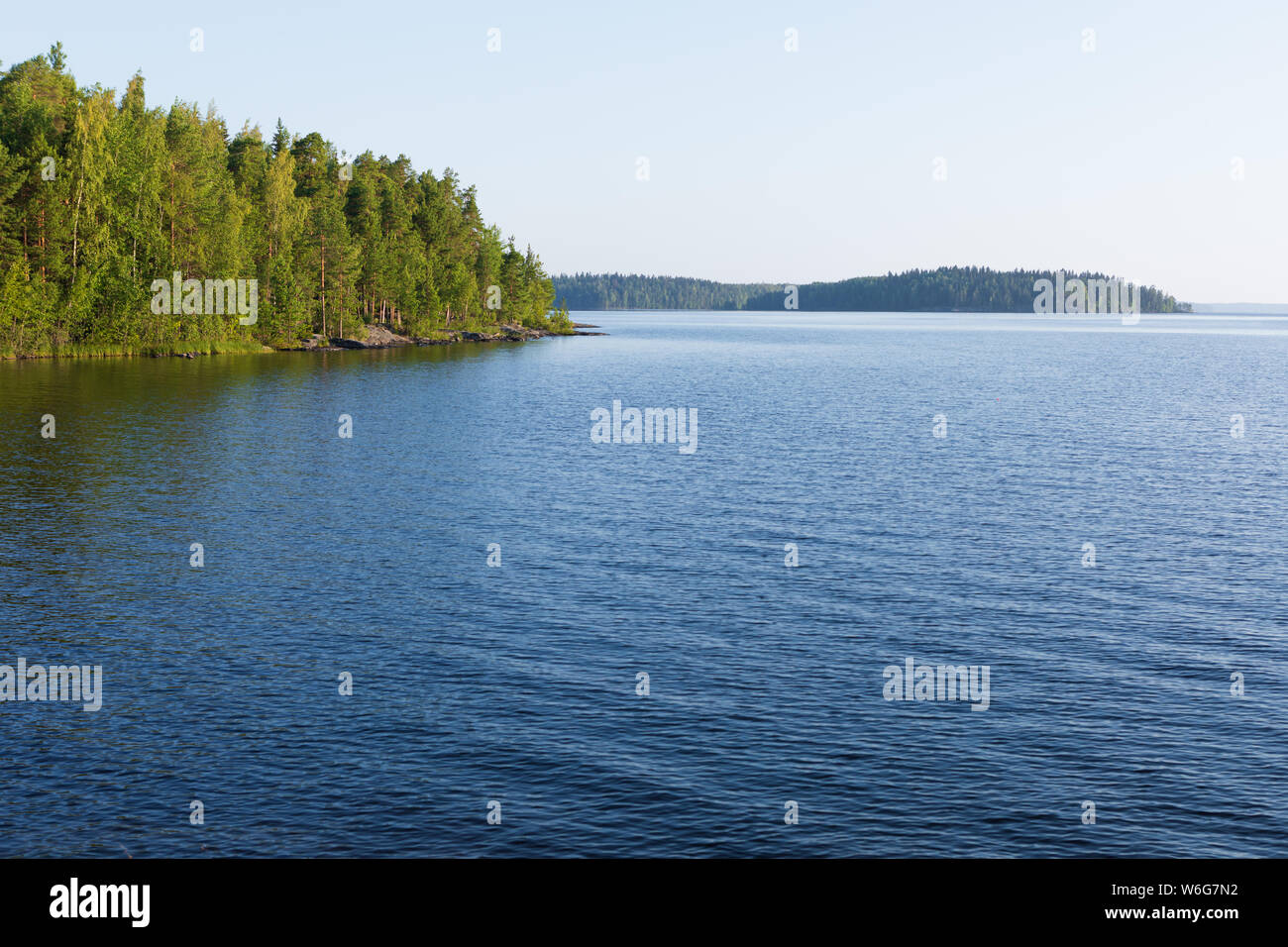 Mattina d'Estate Lago di paesaggio in Finlandia Foto Stock