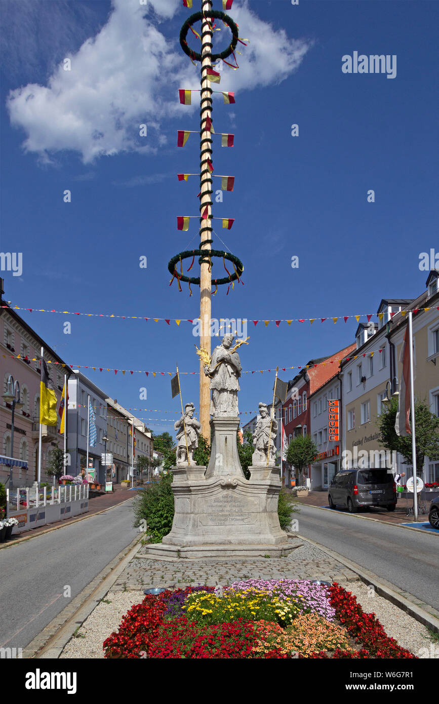 Maypole in corrispondenza del centro della città di Zwiesel, Foresta Bavarese, Baviera, Germania Foto Stock