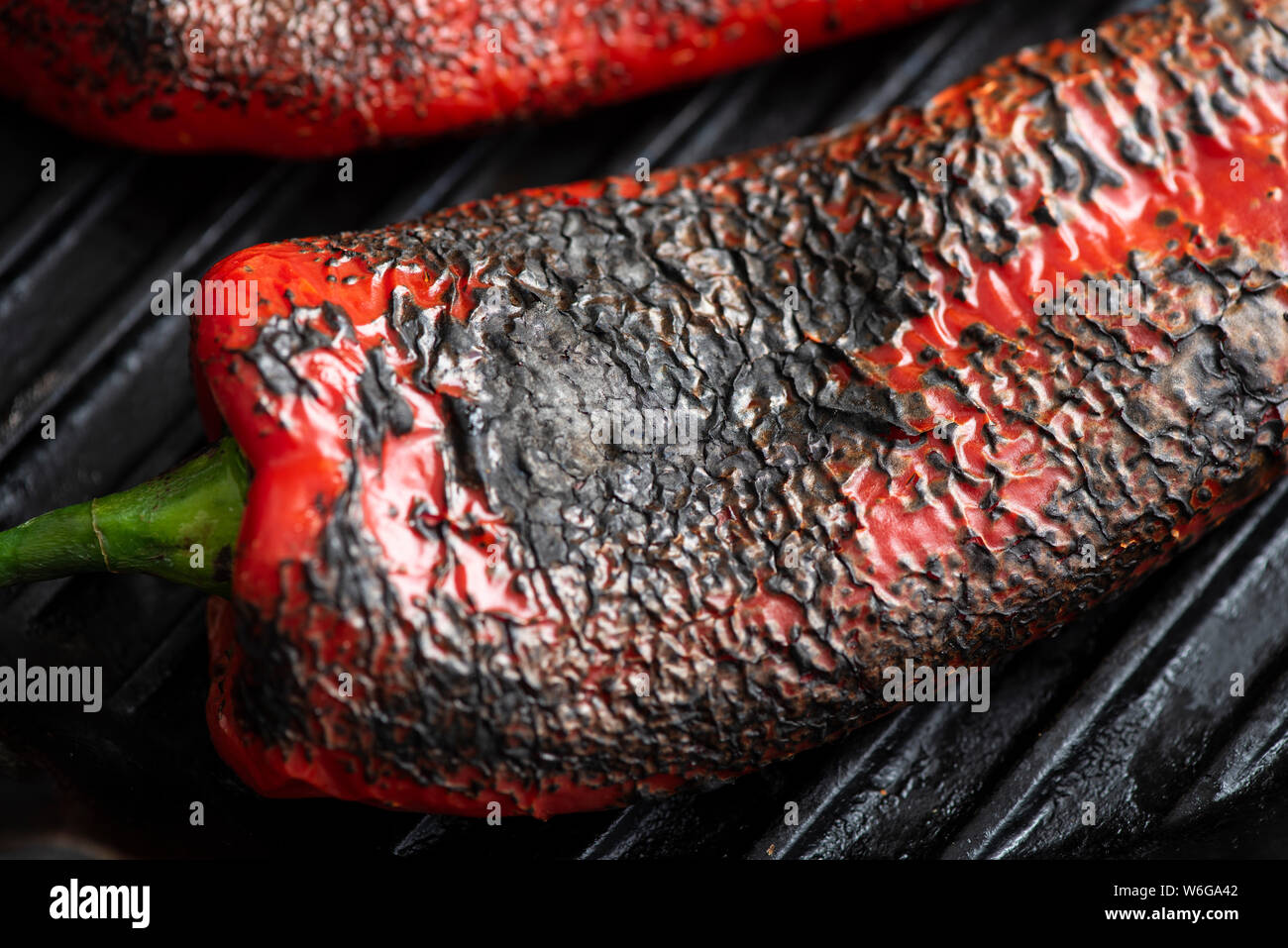 Arrosto di peperoni rossi su una padella chargrill Foto Stock