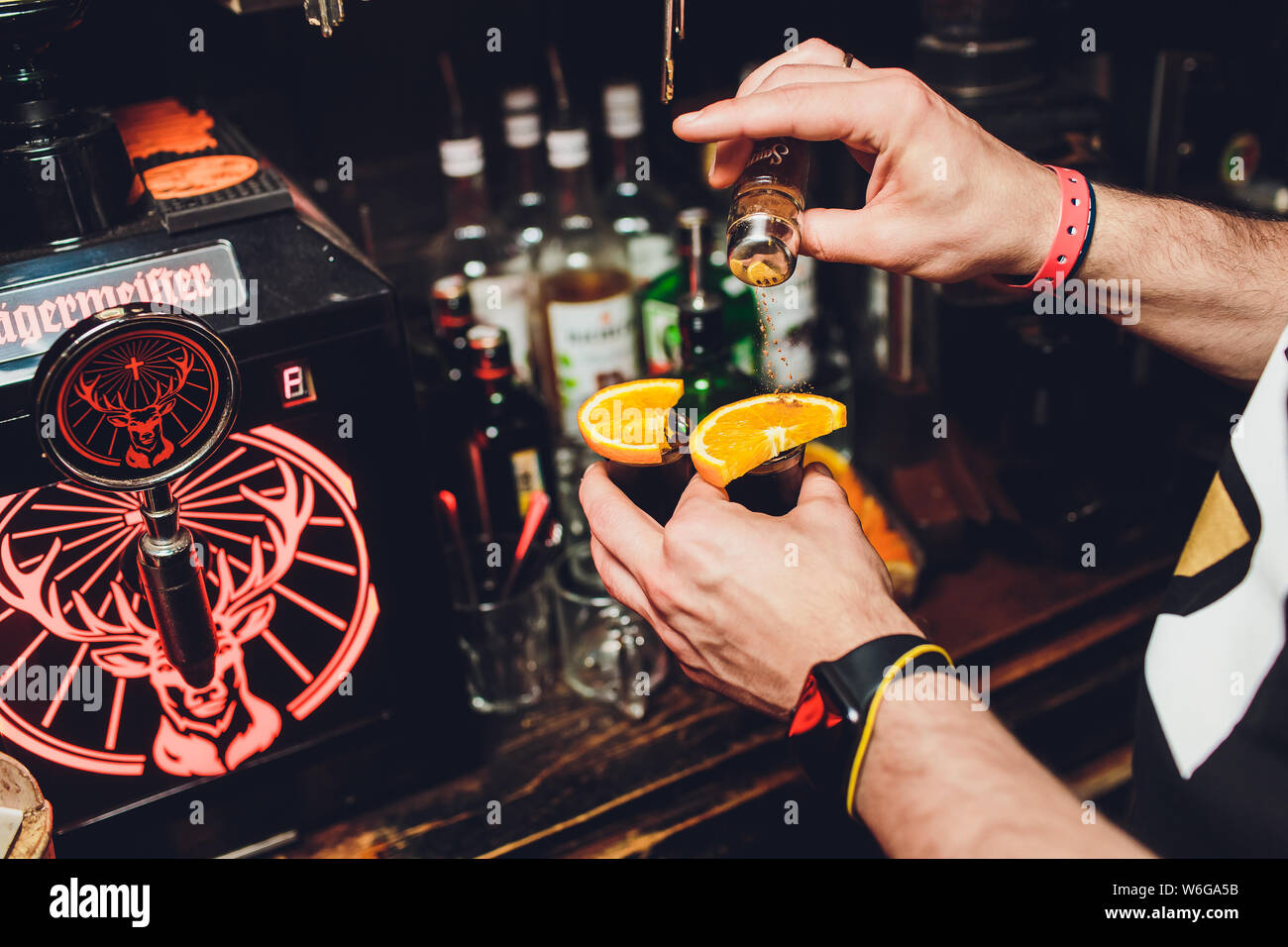 Ufa, Russia, HARAT'S PUB, 5 novembre, 2018: Jagermeister alcol bevande nel bar. Il barista versa un bicchiere. Foto Stock