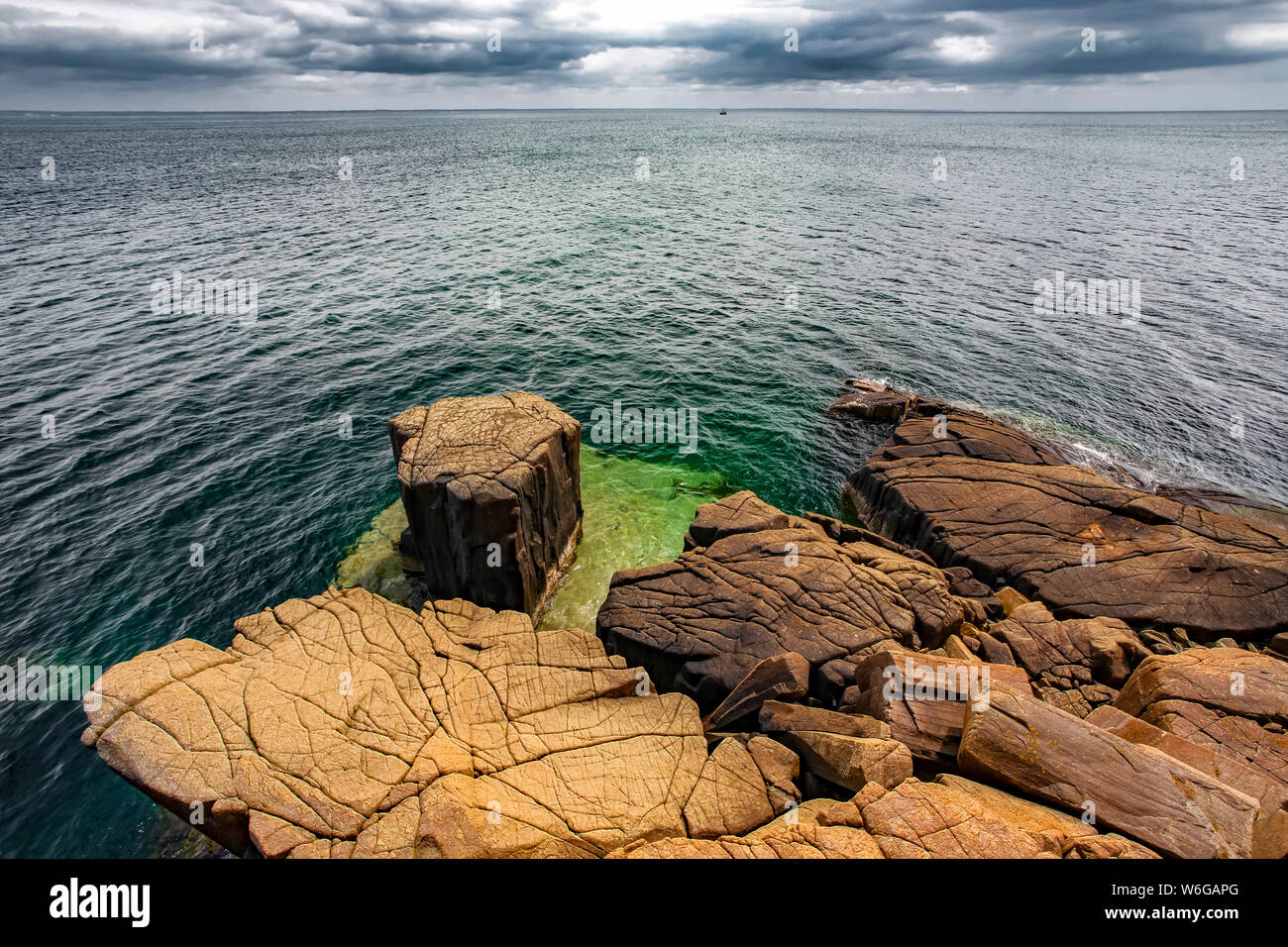 Costa di Balancing Rock, Long Island, Digby Neck; Nova Scotia, Canada Foto Stock