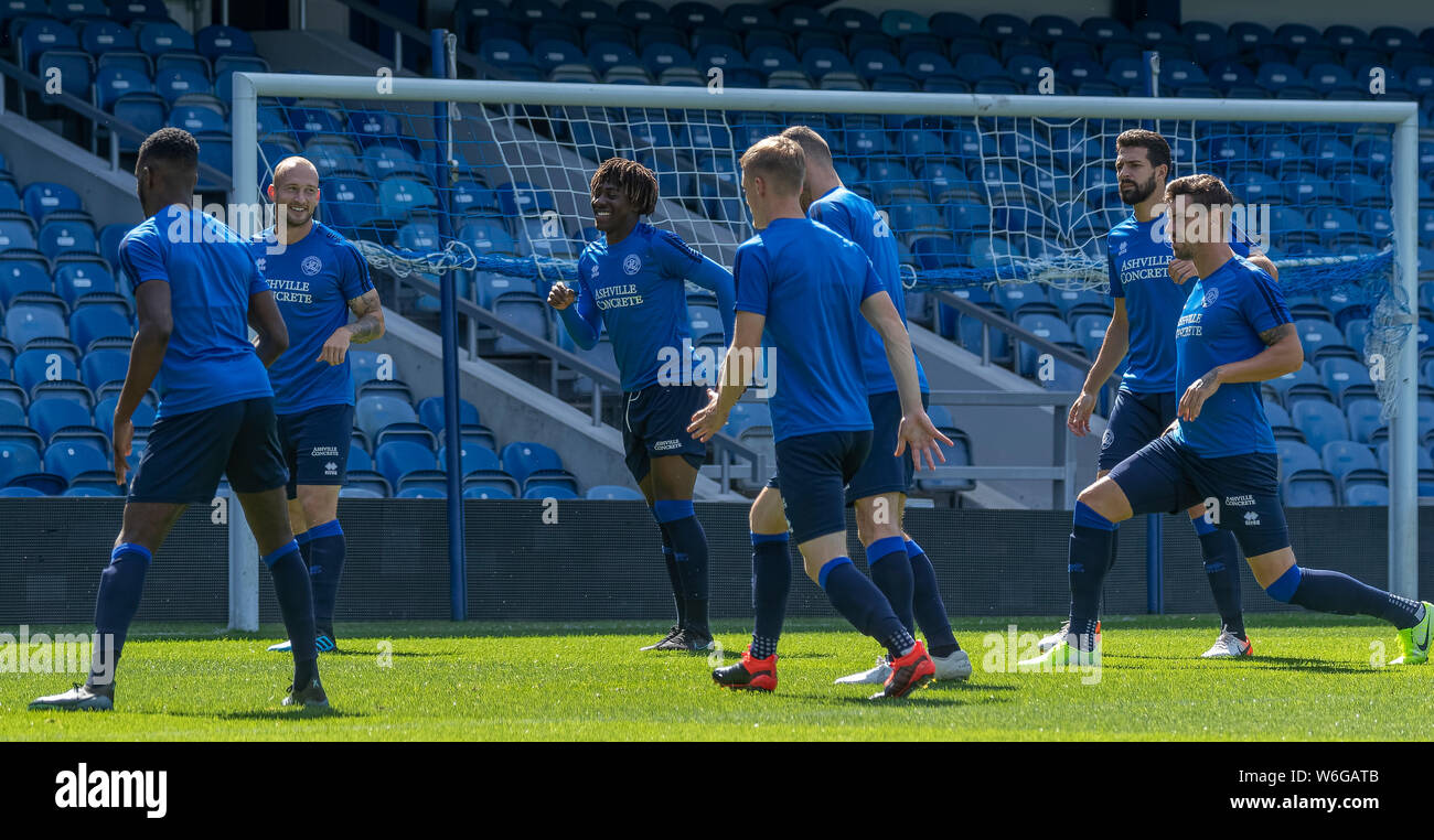 Queens Park Rangers football giocatori in una sessione di formazione a Loftus Road London W12 indossando blu e con l'obiettivo dietro di loro Foto Stock