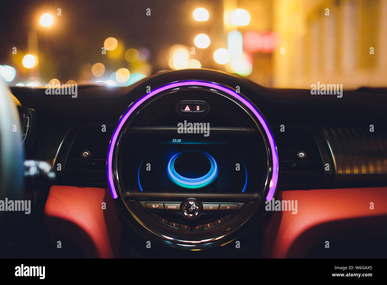 Auto sul pannello di controllo del lettore audio e altri dispositivi. Foto Stock