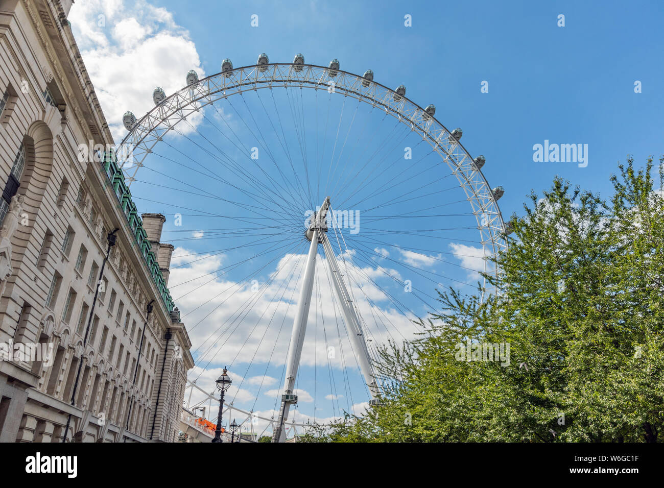 London / UK, 15 Luglio 2019 - Il London Eye contro un luminoso Cielo di estate blu Foto Stock