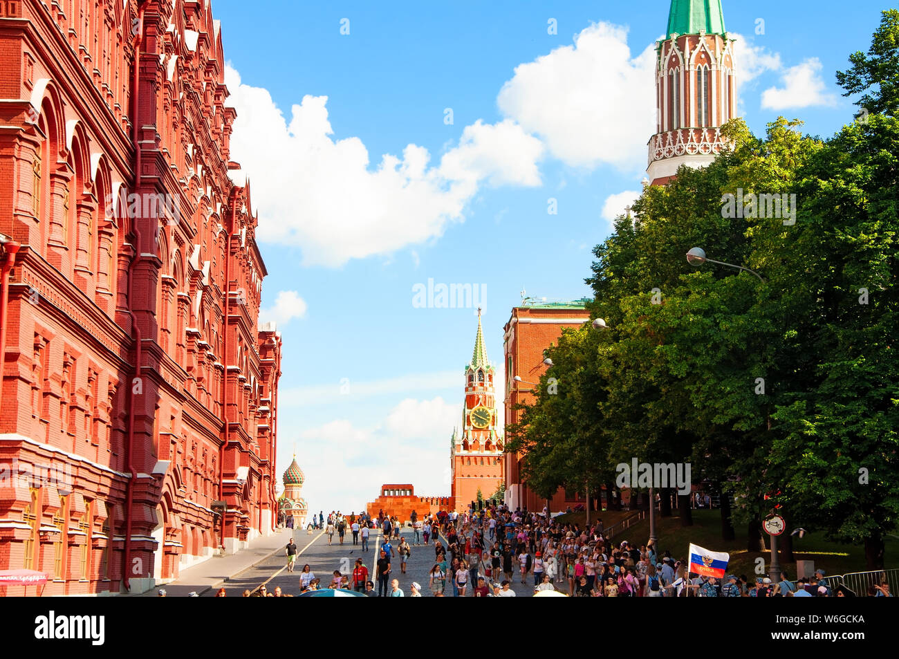 La Piazza Rossa con il Cremlino di Spassky Tower e la Cattedrale di San Basilio nel centro Foto Stock