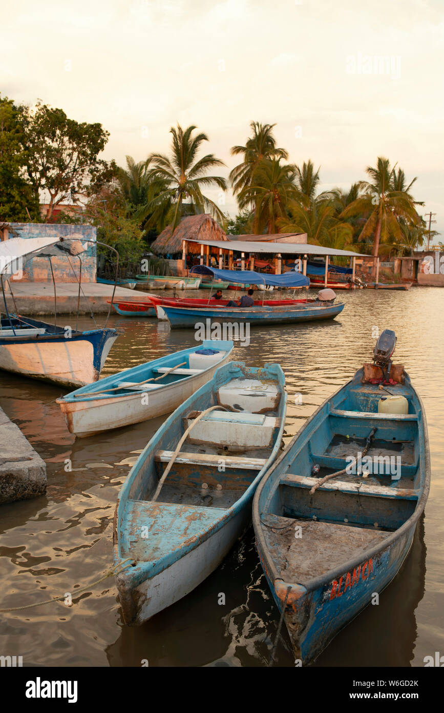 Imbarcazioni utilizzate per la pesca (anche per i taxi d'acqua come unico mezzo di trasporto) presso la piccola isola-villaggio di Mexcaltitán, Nayarit, Messico, Lug 2019 Foto Stock