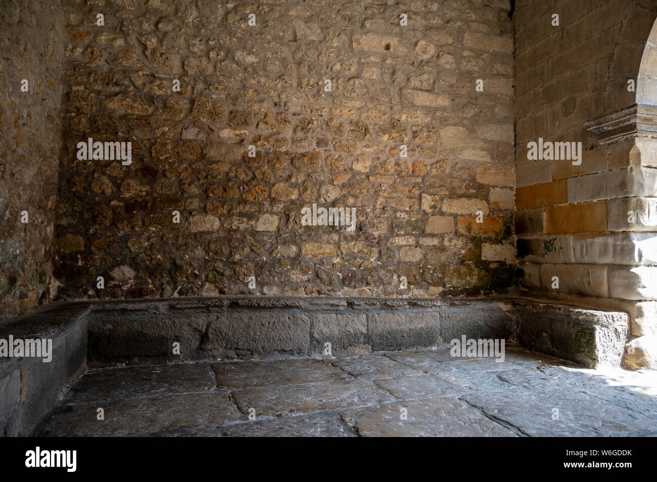 Il sedile in pietra in un chiostro a Santillana del Mar Spagna Foto Stock