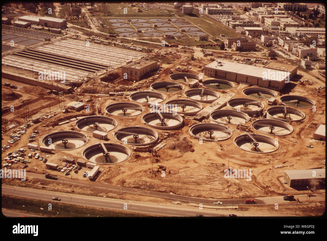 Espansione delle pianure blu impianto di trattamento delle acque reflue: ulteriori serbatoi di aerazione vengono posti in area sgombra IN PRIMO PIANO Foto Stock