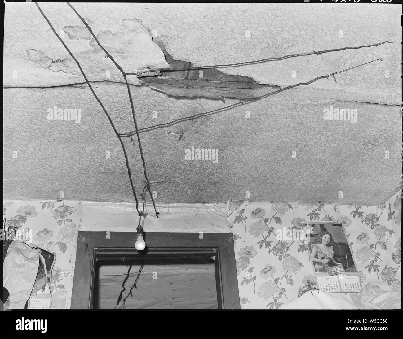 Il cablaggio elettrico in quattro camere casa di Gillis Treadway, minatore; Portata e contenuto: cablaggio elettrico in quattro camere casa di Gillis Treadway, minatore. Non vi è alcuna protezione dal fuoco in questo campo; la più vicina delle attrezzature antincendio è in Pineville circa sette miglia di distanza; acqua per fightng antincendio deve essere pompato dal magro flusso; il telefono solo in camp si trova in negozio che è bloccato e la chiave non viene mantenuto nel campo durante la notte. Case di solito scottatura al suolo entro venti minuti dopo il fuoco prende va. Fox Ridge Mining Company, Inc., Hanby miniera, Arjay, Bell County, Kent Foto Stock