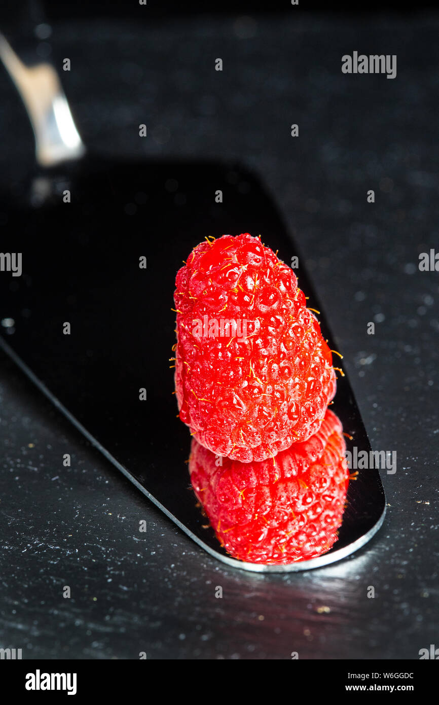 Rasberry su un server di torta Foto Stock
