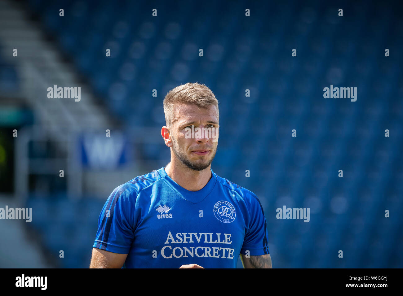 QPR football scontrino Jan Mlakar sul prestito da Brighton in formazione che indossa una parte superiore blu a Loftus Road Shepherds Bush, Londra W12 Foto Stock