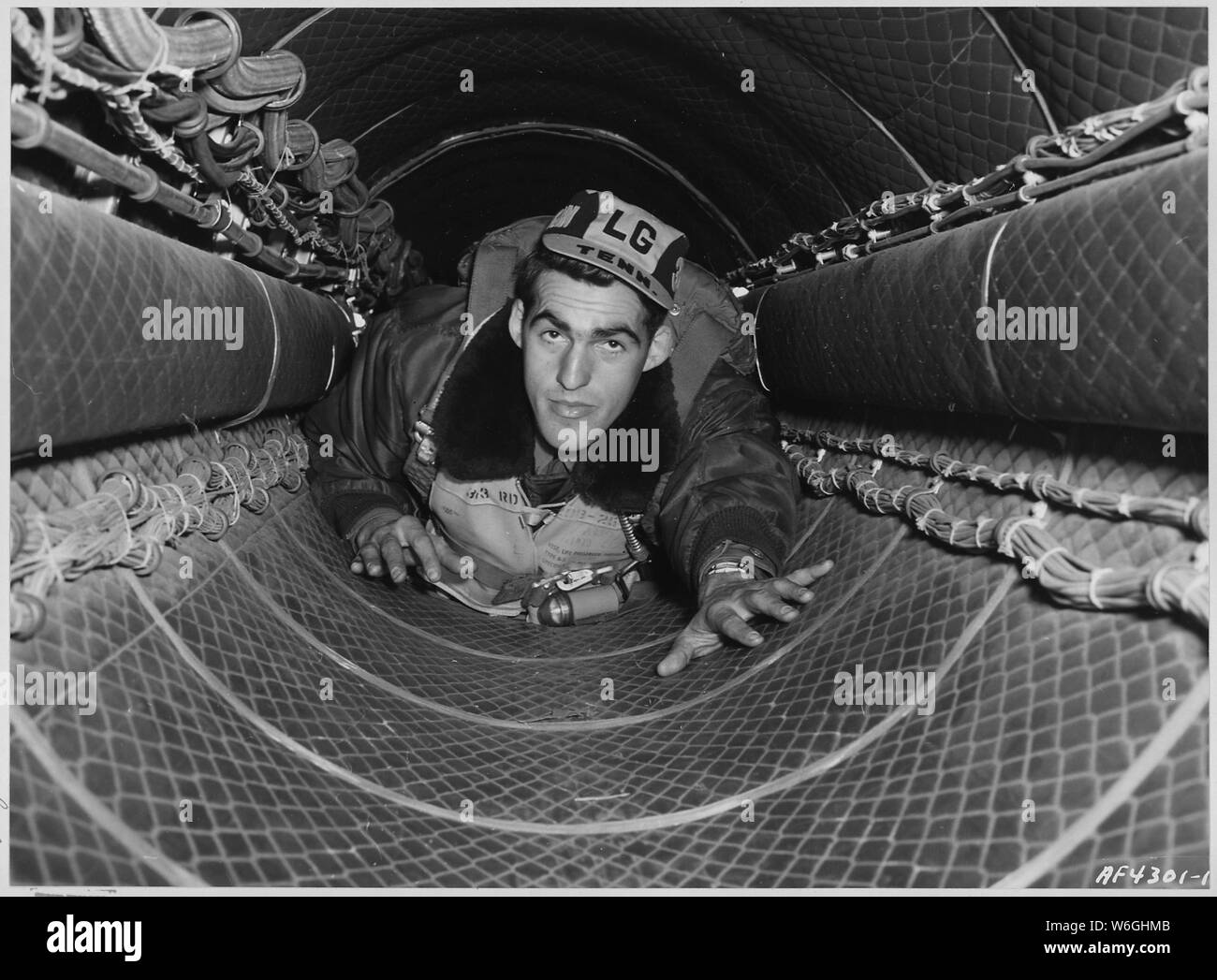 FEAF Comando Bombardieri, Giappone--Combat fanti deve sapere come fare una ricerca per indicizzazione piana; Portata e contenuto: FEAF Comando Bombardieri, Giappone--Combat fanti deve sapere come fare un piano di scansione, abbracciando la terra per evitare di essere colpiti. La lotta contro gli avieri deve anche saper manovrare orizzontalmente, solo che spesso farlo in alto nel cielo notturno sulla Corea del Nord. Questo U.S. Air Force B-29 gunner proveniente attraverso la 35-piede tunnel che collega anteriore e posteriore scomparti pressurizzato sulla sua Superfort è un/2C James J. Prater, Beaver Creek Drive, Powell, Tennessee Indossando paracadute e Mae West: salvagente aggiunge al cl Foto Stock