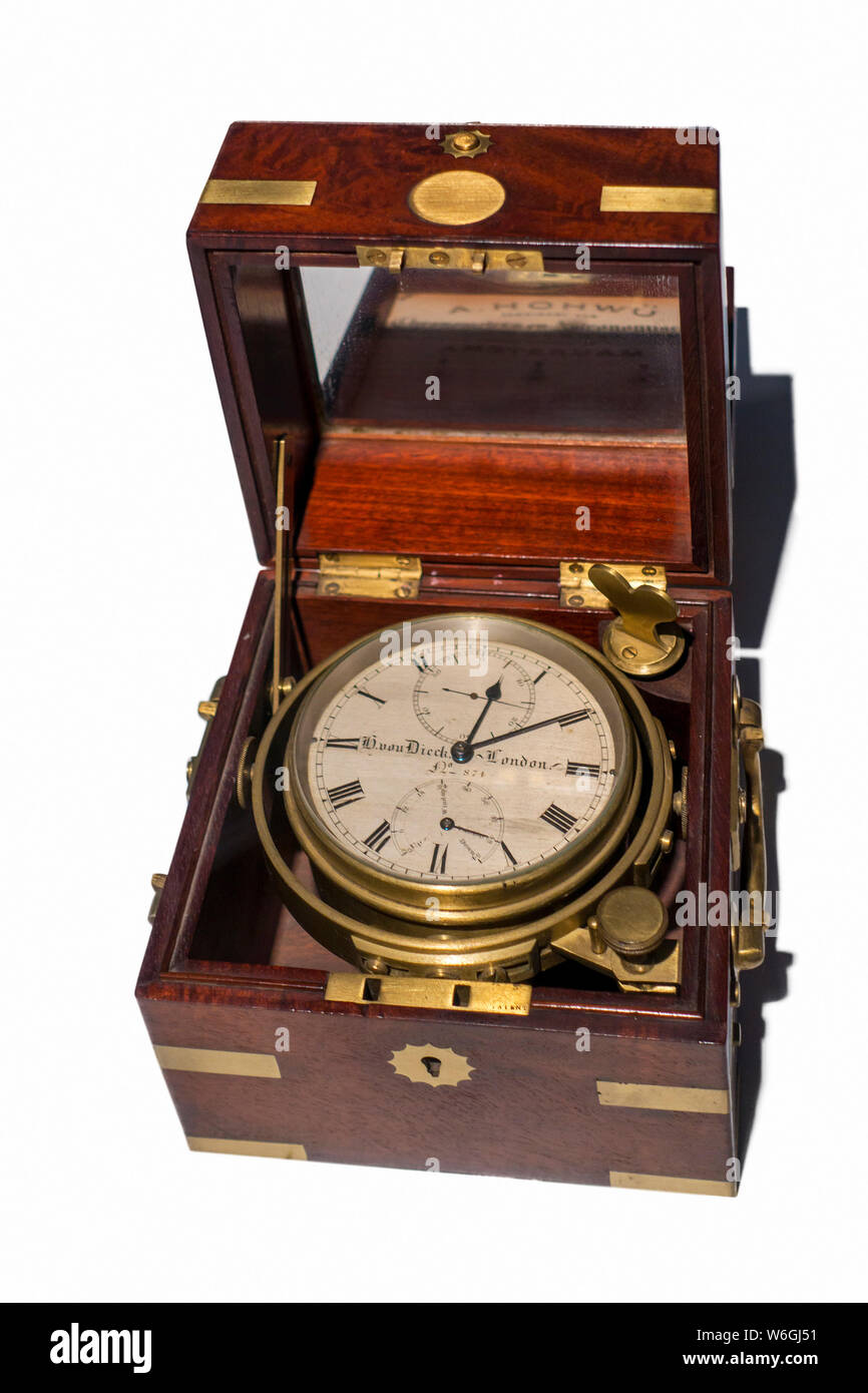 Vecchia scatola marine cronometro in cassa di legno, cronometrista specializzato / guardare, apparecchiature di navigazione per determinare la longitudine in mare Foto Stock