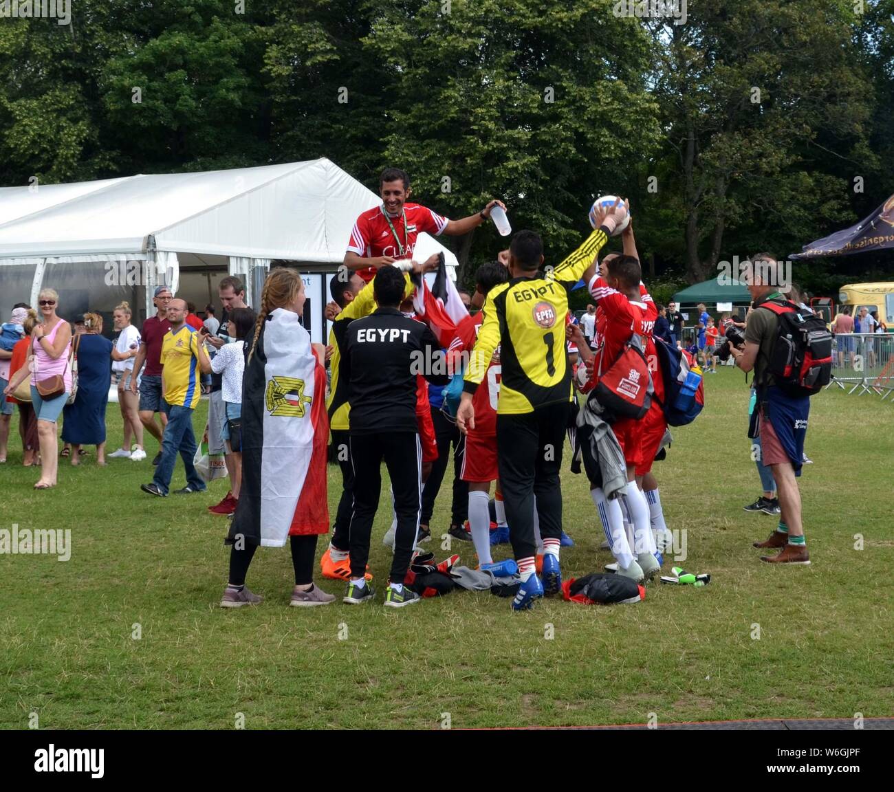 Un giocatore da parte dell'Egitto senzatetto la coppa del mondo di calcio team è sollevato da alcuni dei suoi compagni di squadra a Cardiff nel 2019 Foto Stock Un giocatore da parte dell'Egitto senzatetto la coppa del mondo di calcio team è sollevato da alcuni dei suoi compagni di squadra a Cardiff nel 2019 Foto Stock