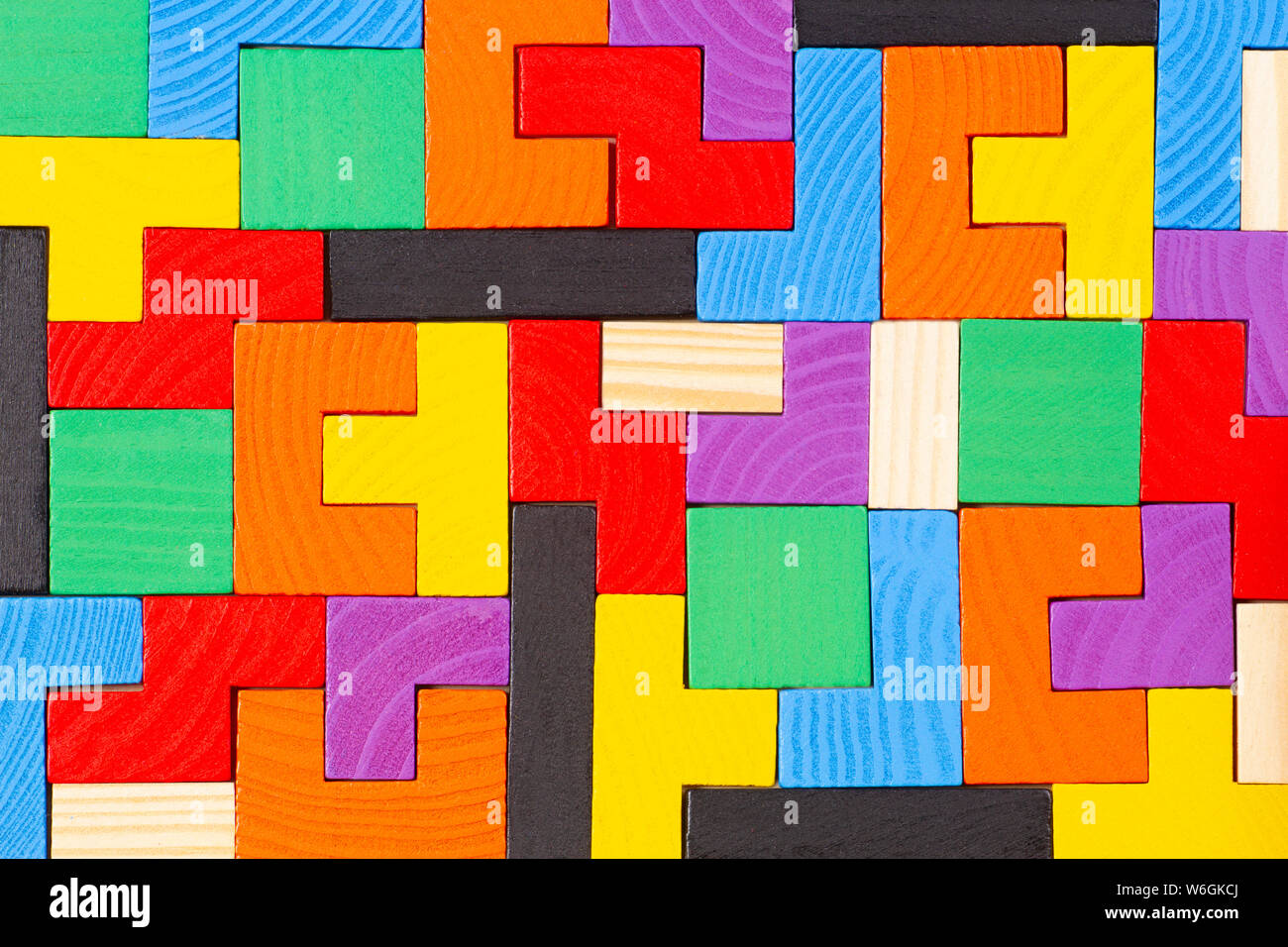 Differenti forme colorate dei blocchi di legno sfondo pattern. Vista superiore Foto Stock