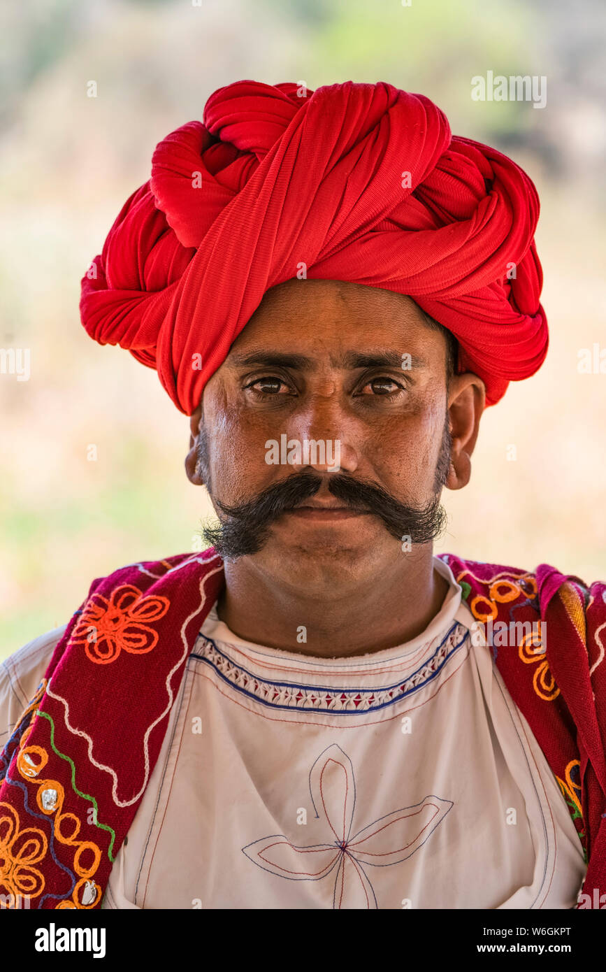 La testa tradizionale indossare abbigliamento e dagli uomini nella regione Jawai dell India settentrionale; il Rajasthan, India Foto Stock