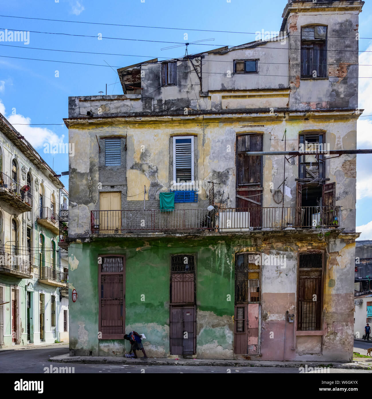 Malandato edificio residenziale; Havana, Cuba Foto Stock