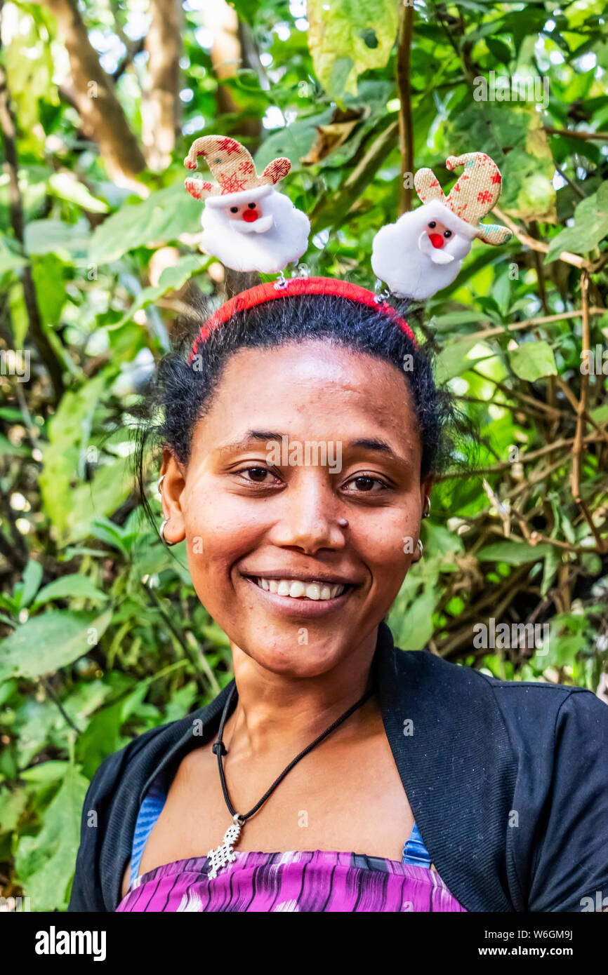 Donna etiope che indossa un archetto di Natale, il lago Tana; Amhara Region, Etiopia Foto Stock