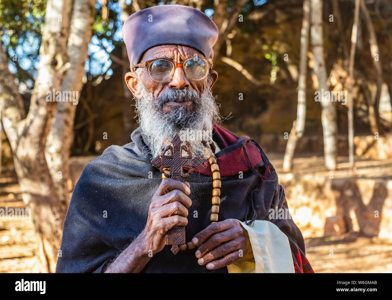 Sacerdote ortodosso etiope; Wukro, Tigray Regione, Etiopia Foto Stock