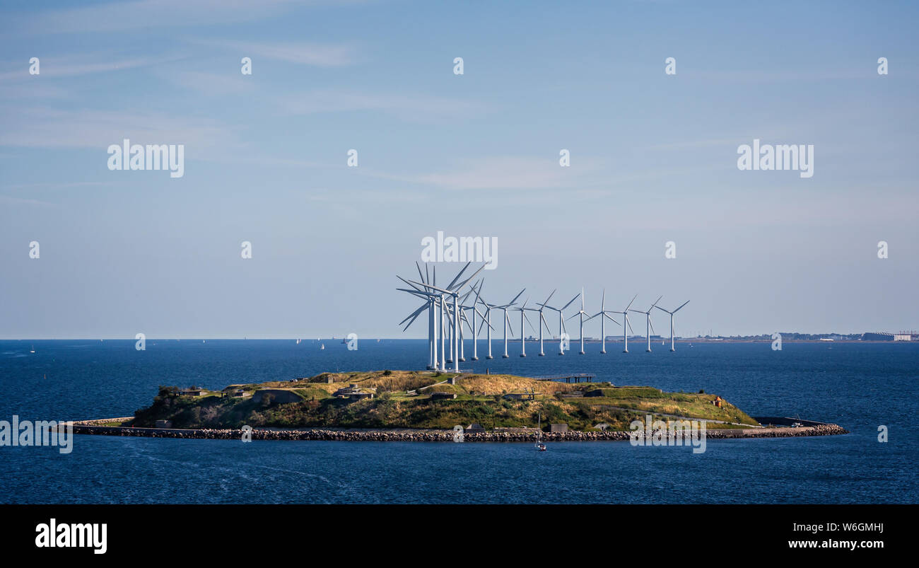 Energia eolica nel Mar Baltico al largo delle coste della Danimarca il 18 Luglio 2019 Foto Stock