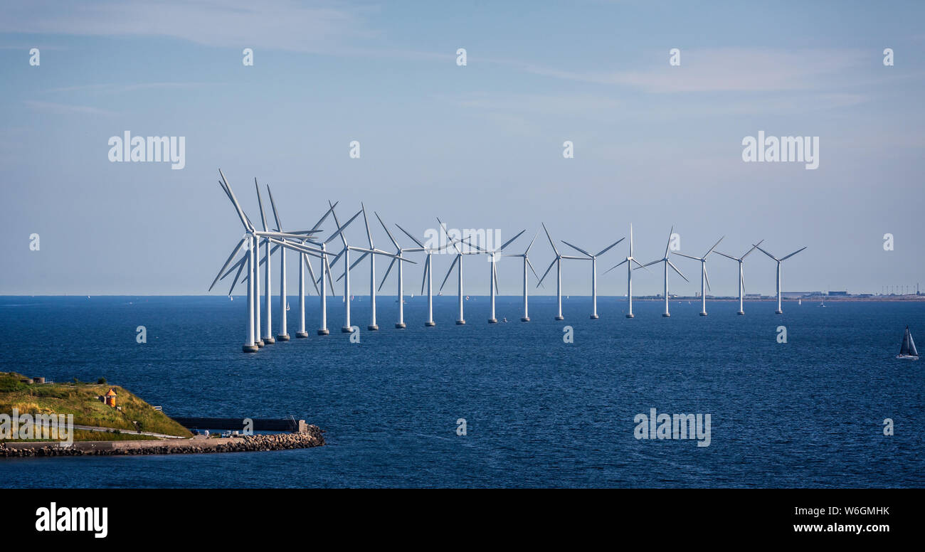 Energia eolica nel Mar Baltico al largo delle coste della Danimarca il 18 Luglio 2019 Foto Stock