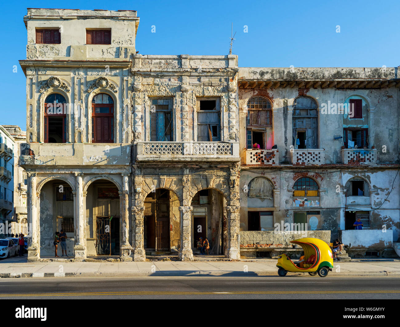 Il weathered facciata di un edificio residenziale lungo una strada; l'Avana, Cuba Foto Stock