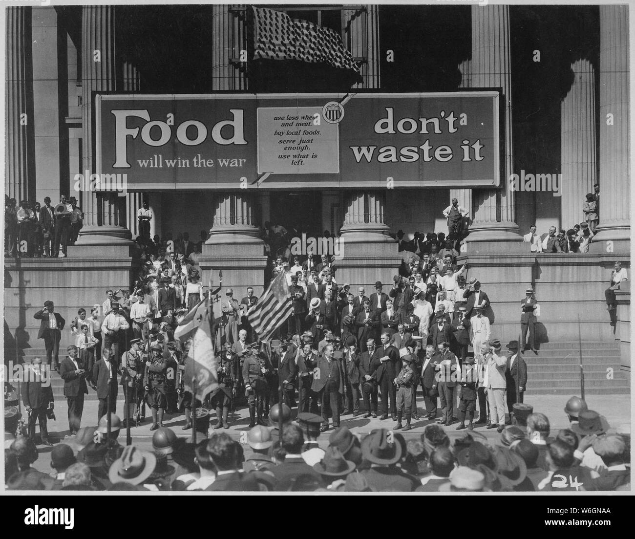 Legione Straniera, quarto prestito Liberty Drive, New Orleans, Louisiana., 10/02/1918 Mostra gruppo nella parte anteriore del City Hall di New Orleans. Il Municipio è un banner di lettura di cibo sarà vincere la guerra - non lo rifiuti. L uomo al centro tenendo una bandiera degli Stati Uniti è New Orleans Sindaco Martin Behrman.; Note Generali: Utilizzo di guerra e di conflitto numero 567 quando si ordina una riproduzione o la richiesta di informazioni su questa immagine. Foto Stock