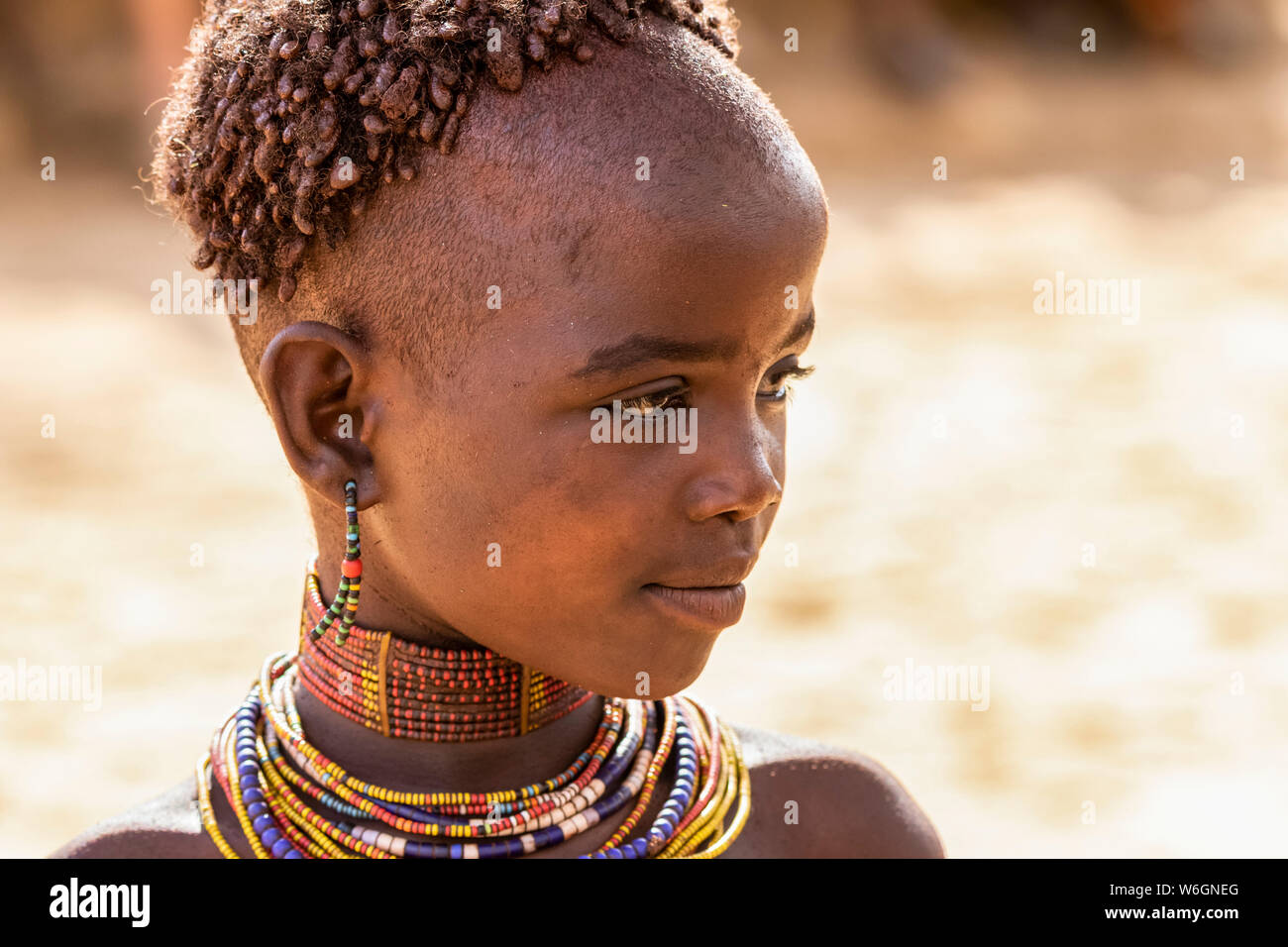 Hamer ragazza in un toro jumping cerimonia, che avvia un ragazzo in virilità, nel villaggio di Asile; Valle dell'Omo, Etiopia Foto Stock