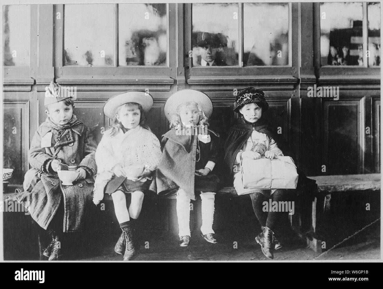 Il francese i bambini rifugiati. Durante l'attesa per i treni, i bambini sono stati alimentati con pane e latte dalla Croce Rossa Americana soldati di mensa. La Croce Rossa americana., 1917 - 1919; Note Generali: Utilizzo di guerra e di conflitto numero 677 quando si ordina una riproduzione o la richiesta di informazioni su questa immagine. Foto Stock