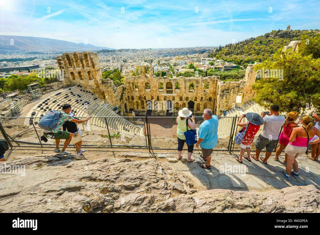 Odeon di Erode Attico, Teatro Greco dell'Acropoli di Atene Grecia con Phiopappos Hill in background su un pomeriggio di estate Foto Stock