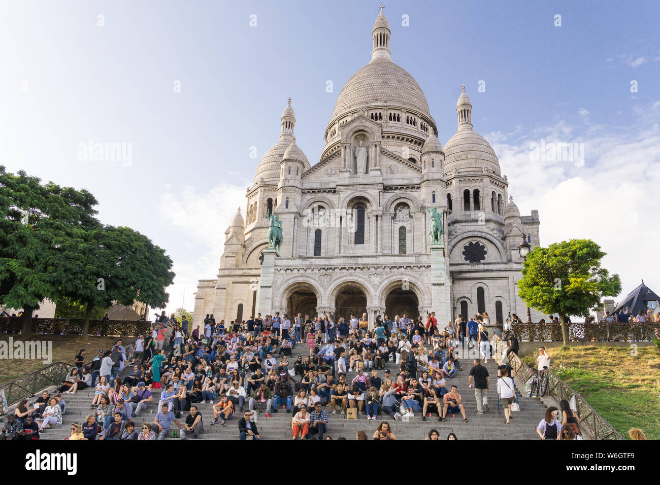 Paris turismo di massa - i turisti seduti sulle scale della Basilica del Sacre Coeur di Montmartre, Paris, Francia, Europa. Foto Stock